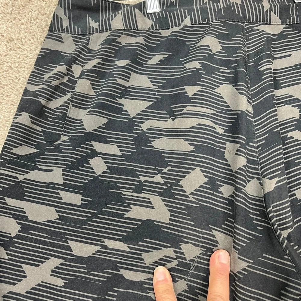 Under Armour Shorts Mens 34 Black Gray Geometric Camo Zipper Pocket HeatGear